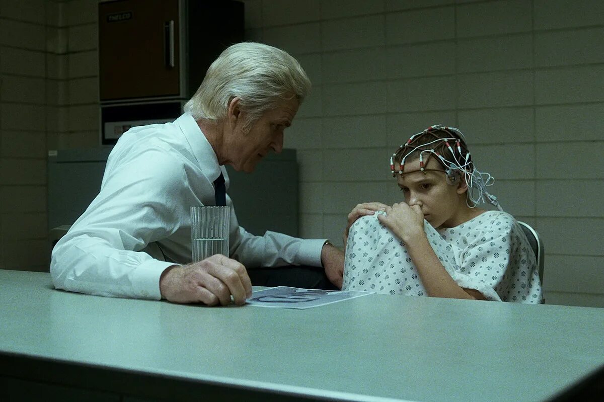 Лаборатория осд. Мартин бреннер осд. stranger things мартин бреннер. мэттью модайн очень странные дела. мартин бреннер лаборатория.