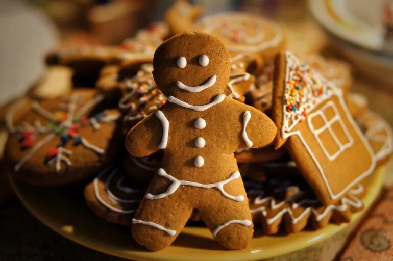 пряничные человечки айсингом. медовый рождественский пряник. новогодние печеньки. печенька из шрека. печенька из канады история.