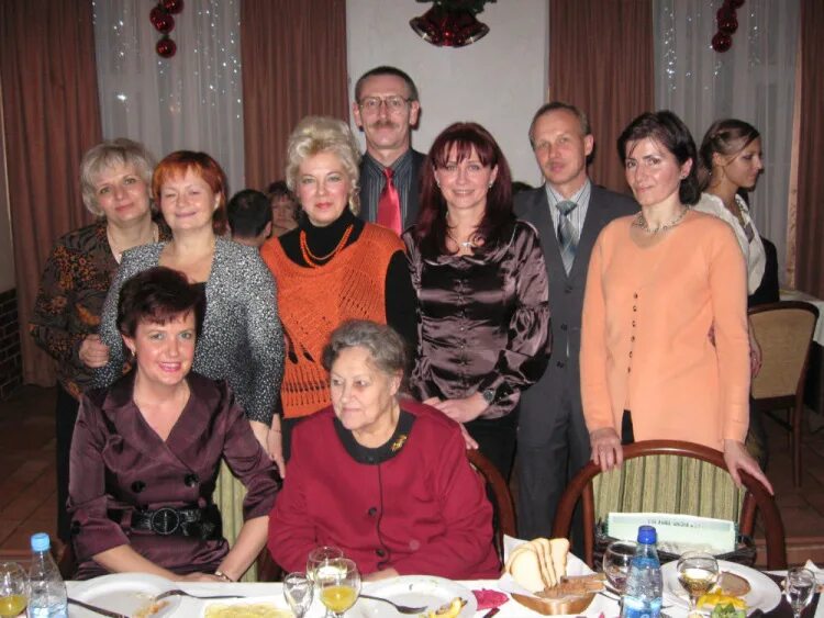 Встреча одноклассников через много лет. Встреча выпускников школы. Встреча 30 лет спустя. Встреча выпускников фото. Встреча выпускников через 40 лет.