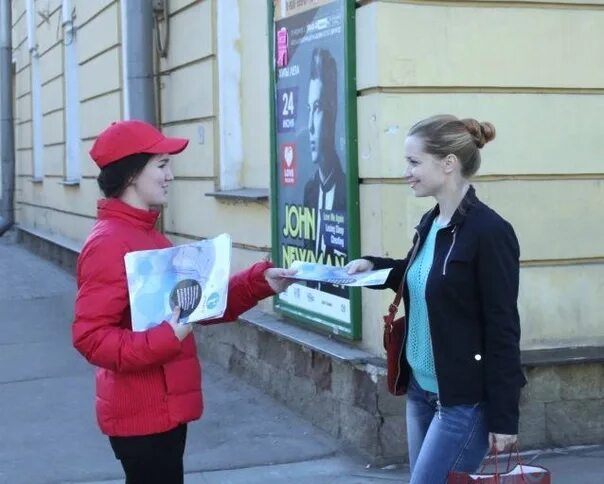 Промоутер школьник. Промоутер листовки. промоутер раздача листовок. промоутер раздает листовки. раздача рекламных листовок.
