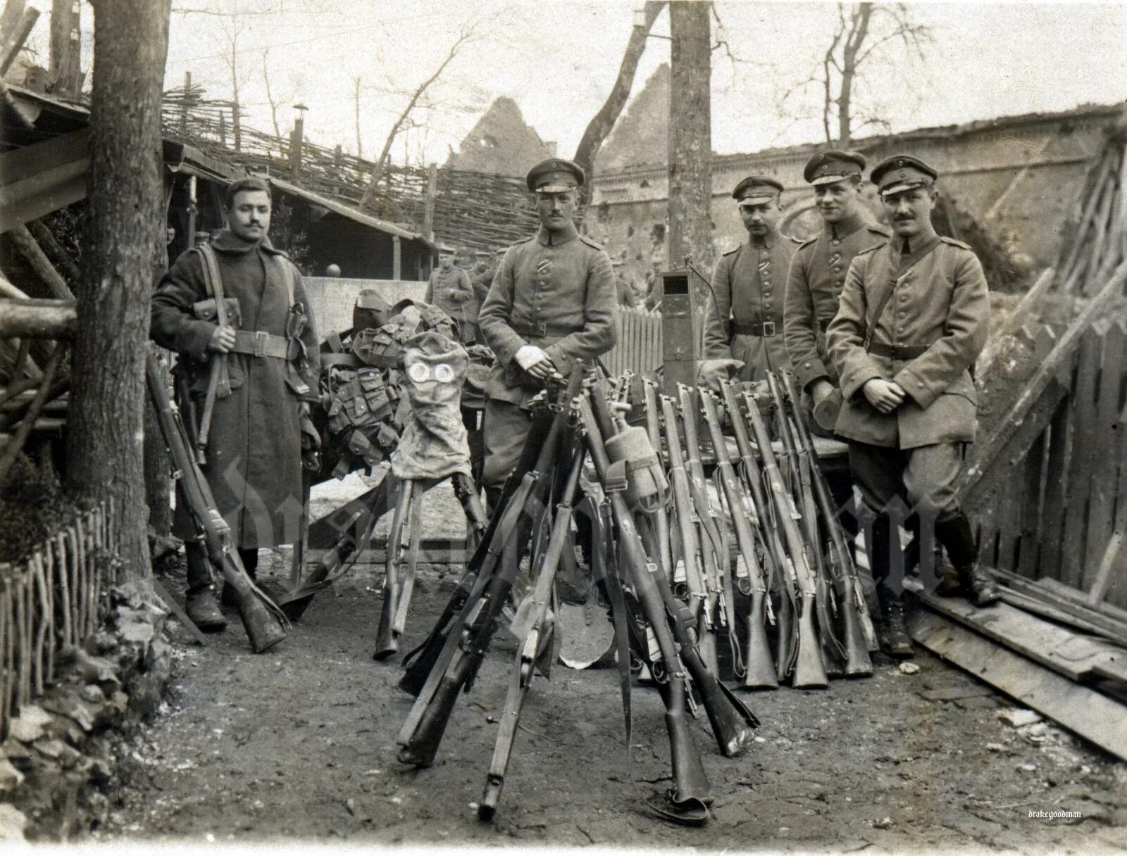 Последний участник первой мировой войны. Румынский фронт 1916. Румынский фронт первой мировой войны. Румынский солдат первой мировой войны. Трофейное немецкое оружие.