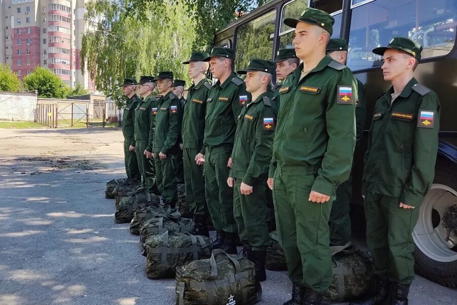 Служба на 1 июня. Сборный пункт призывников. Форма призывника. Военная форма срочников. Военный призыв.