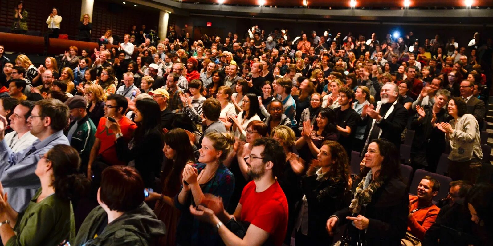 зал с людьми. полный зал на концерте. васап мы собираем полный зал. референсы зрители на концерте. сцена в клубе.