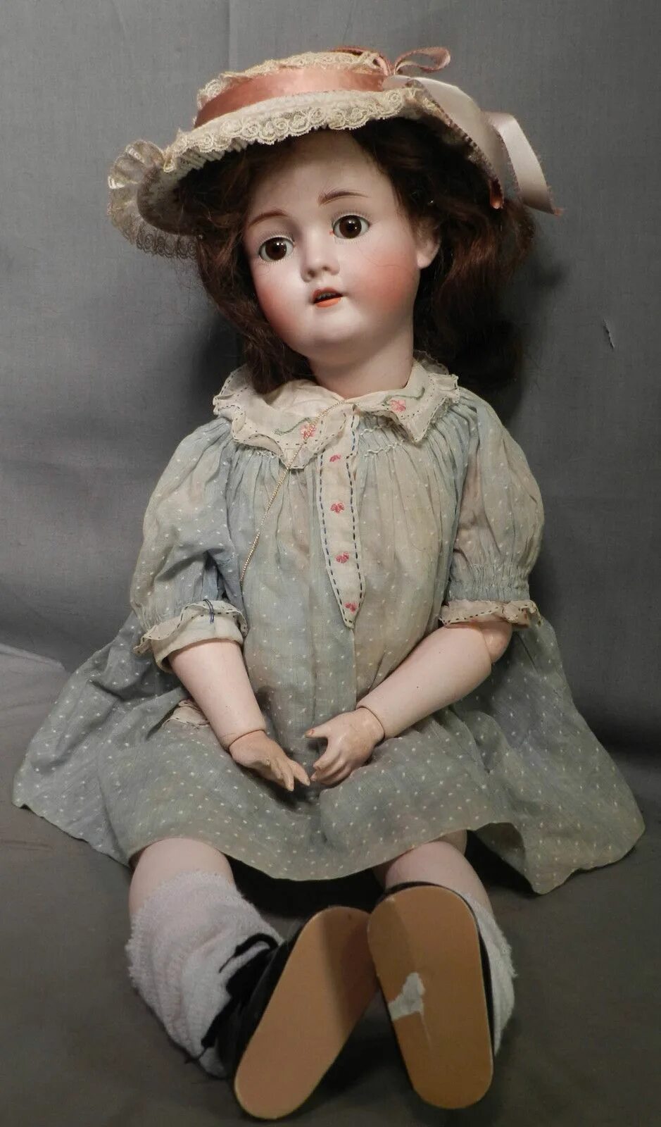 Старая куколка. Антикварные куклы. Кукла фарфоровая. Старые куклы. Старинные фарфоровые куклы.