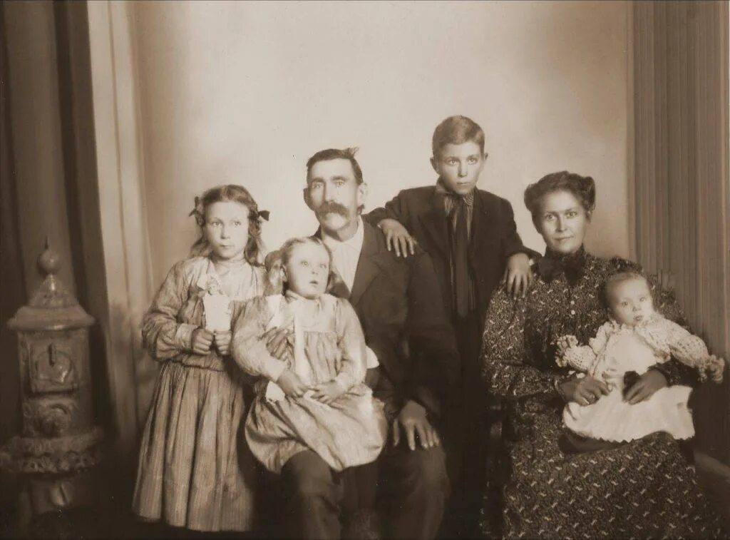 Фотографии мертвых людей 19. Мортем викторианской эпохи семья. посмертные фотографии 19 века.