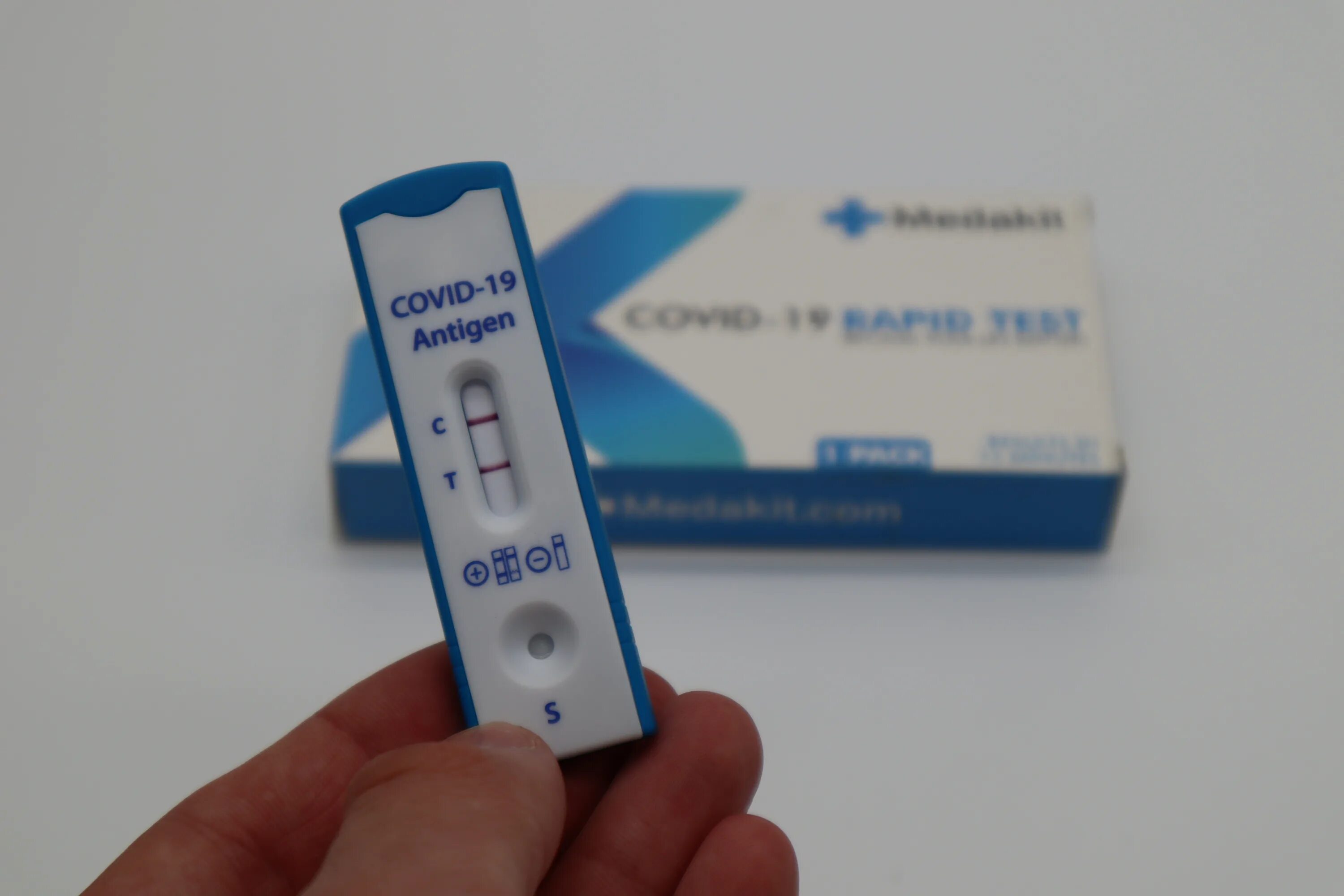 Простой ковид. Положительный экспресс тест на Covid. Положительный тест на коронавирус экспресс тест. Rapid Test covid19. Как выглядит положительный экспресс тест на ковид 19.