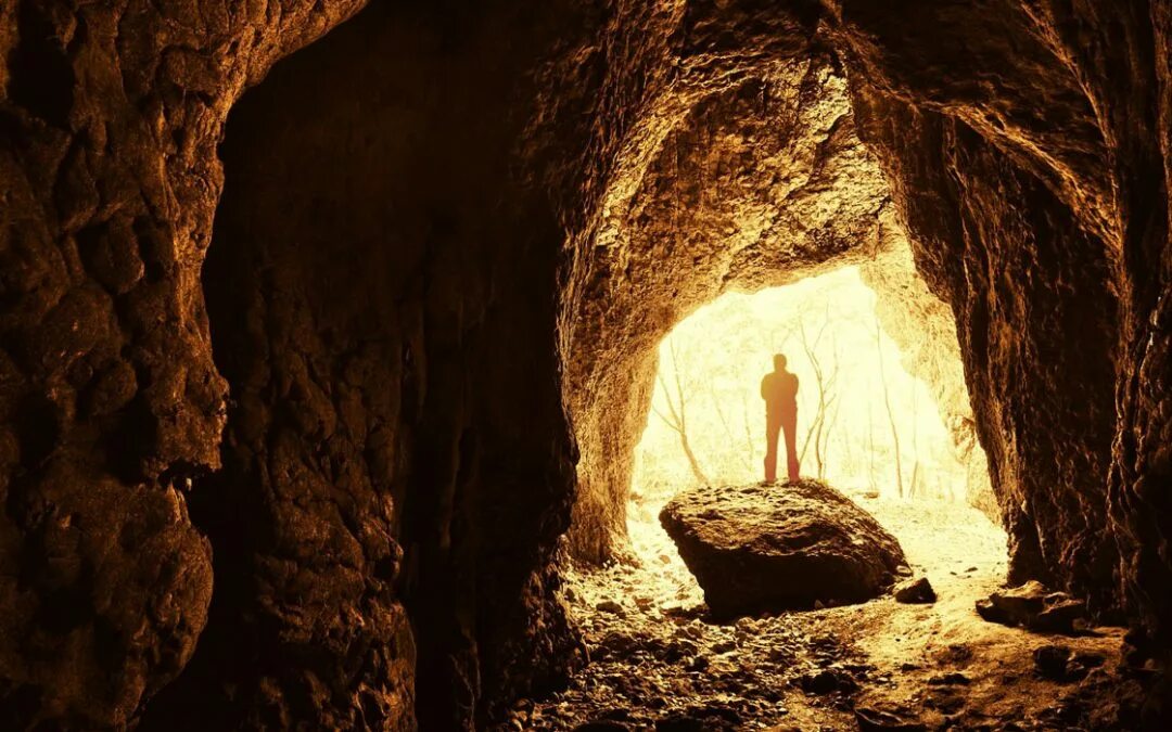 Пещеры в которых живут китайцы. Жизнь в пещере. Древние люди в пещере. Жизнь в пещере. Древняя пещера первобытного человека.