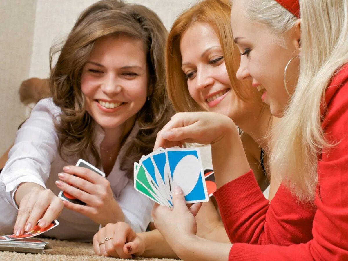 The sims 4. Подростки за столом. Игра с бумажками на лбу. Вечер настольных игр. Игрок в казино.