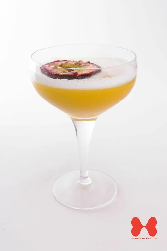 Passion fruit martini. Дайкири маракуйя коктейль. Маракуйя Асахи коктейль. Коктейль манго маракуйя алкогольный. Коктейль Джин Просекко маракуйя.