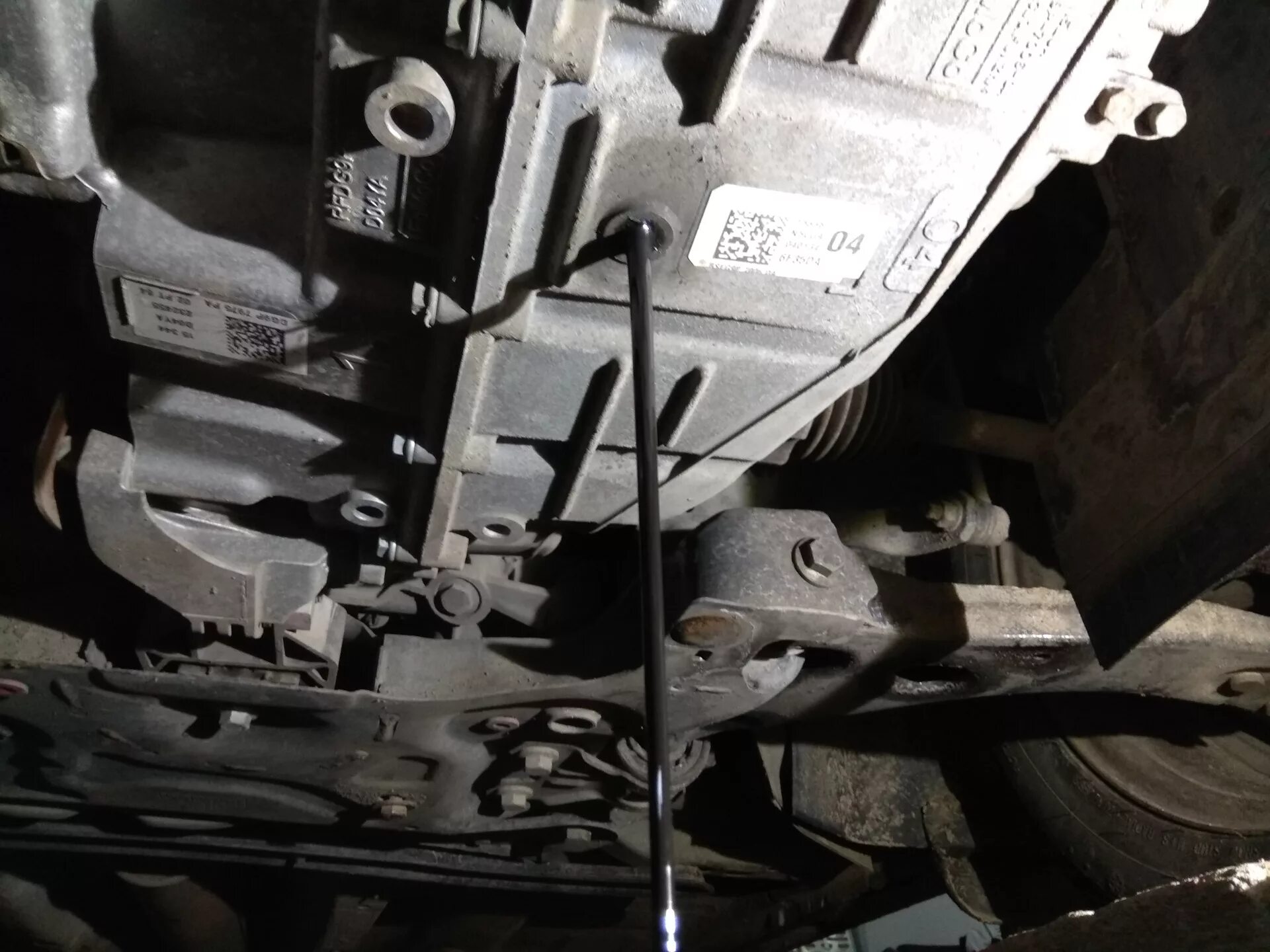 Форд куга автомат замена масла. Ford focus 1.5 6f35 акпп масло. акпп 6f35 форд. ford kuga 2.5 щуп акпп. пробка уровня масла в акпп 6f35.