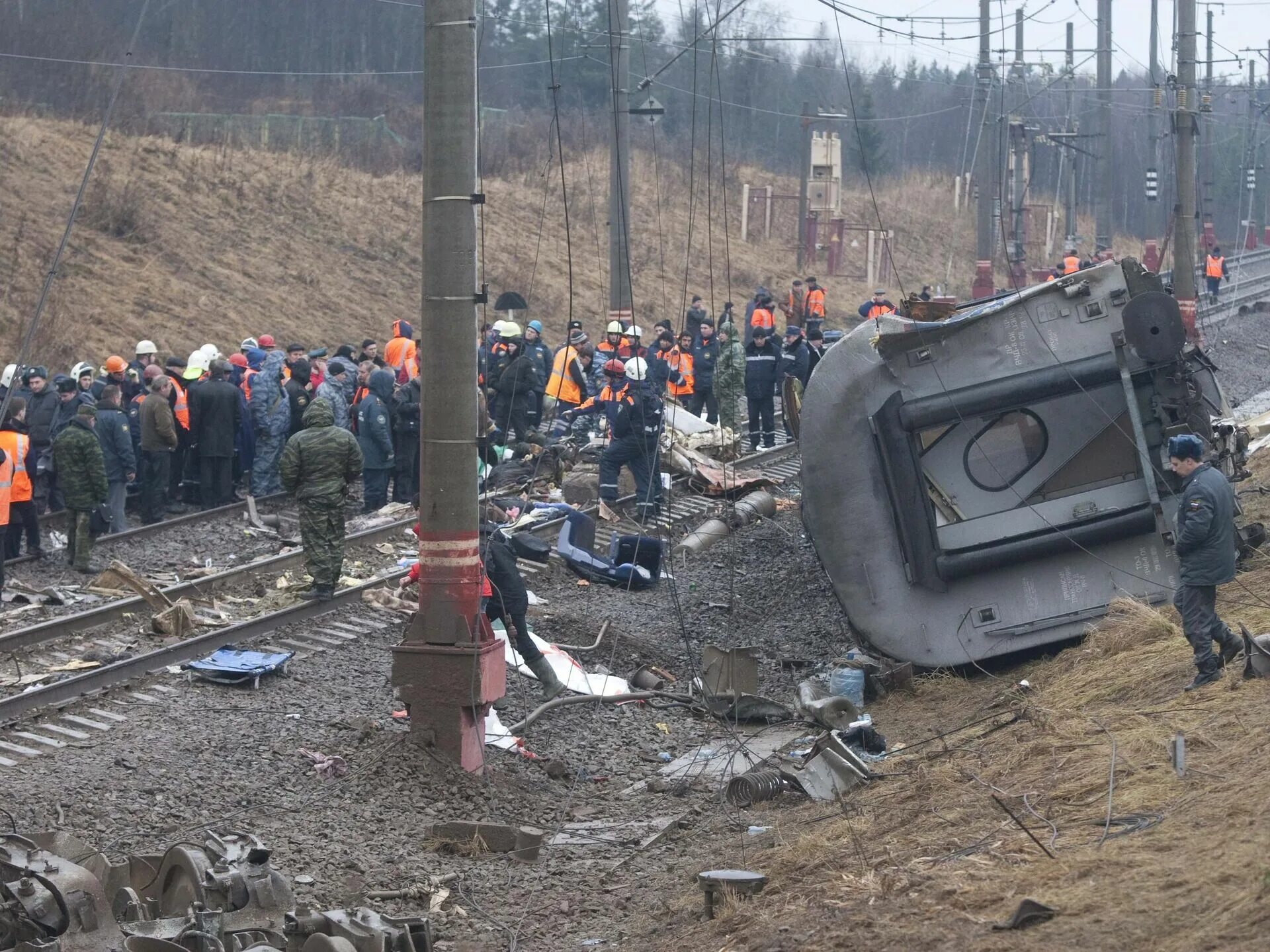 Жертвам катастрофы невского экспресса. Крушение поезда невский экспресс 2009. Крушение невского экспресса 2009. Невский экспресс крушение 2009 взрыв. Подрыв невского экспресса 2009.