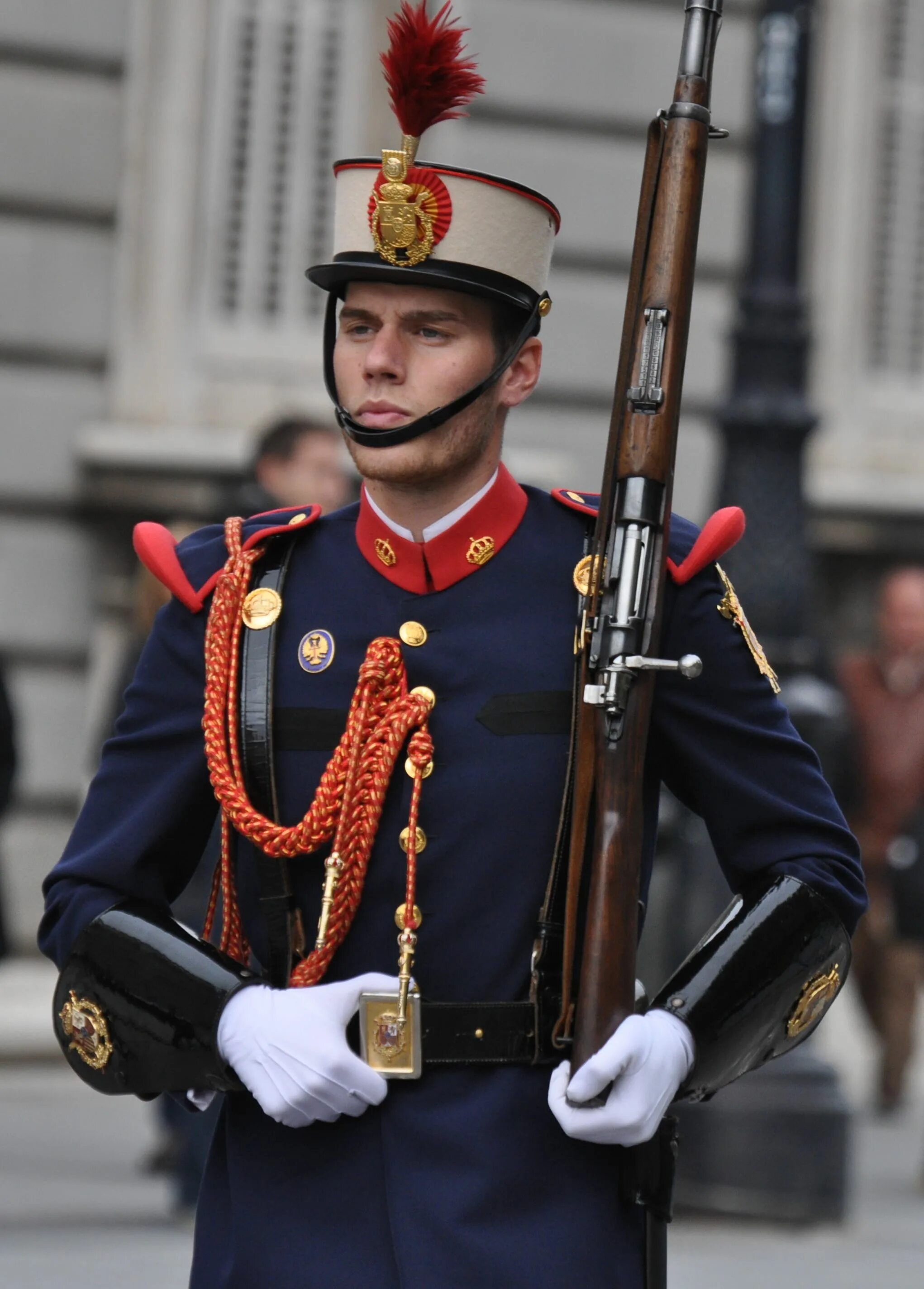 Французы форма. Королевская гвардия Испании. Королевская гвардия (Royal Guards). Военная гвардия Кристо-де-Лос-алабардерос. Парадная униформа армии Франции.