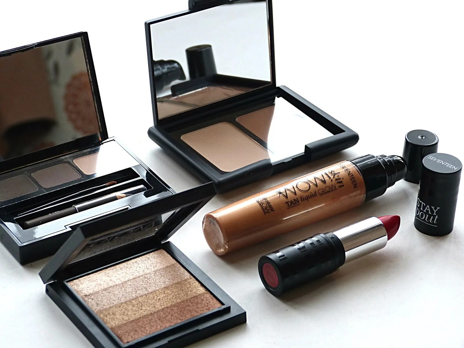 Seventeen make up. Seventeen make up. Seventeen логотип косметика. севентин косметика. Seventeen макияж.