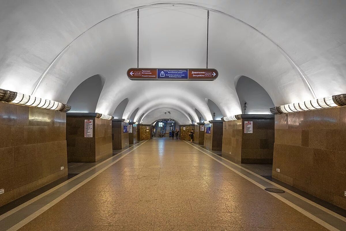 В Петербурге на станции метро "Площадь Ленина" заменят светильники за 45 млн руб