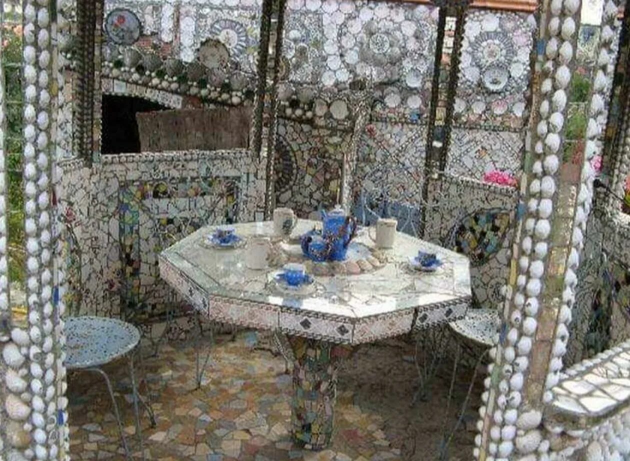 Дом разбитой посуды. Мозаика из битой посуды. Мозаика из битого стекла. Посуда из битой мозаики. Мозаика из битой посуды для дачи.