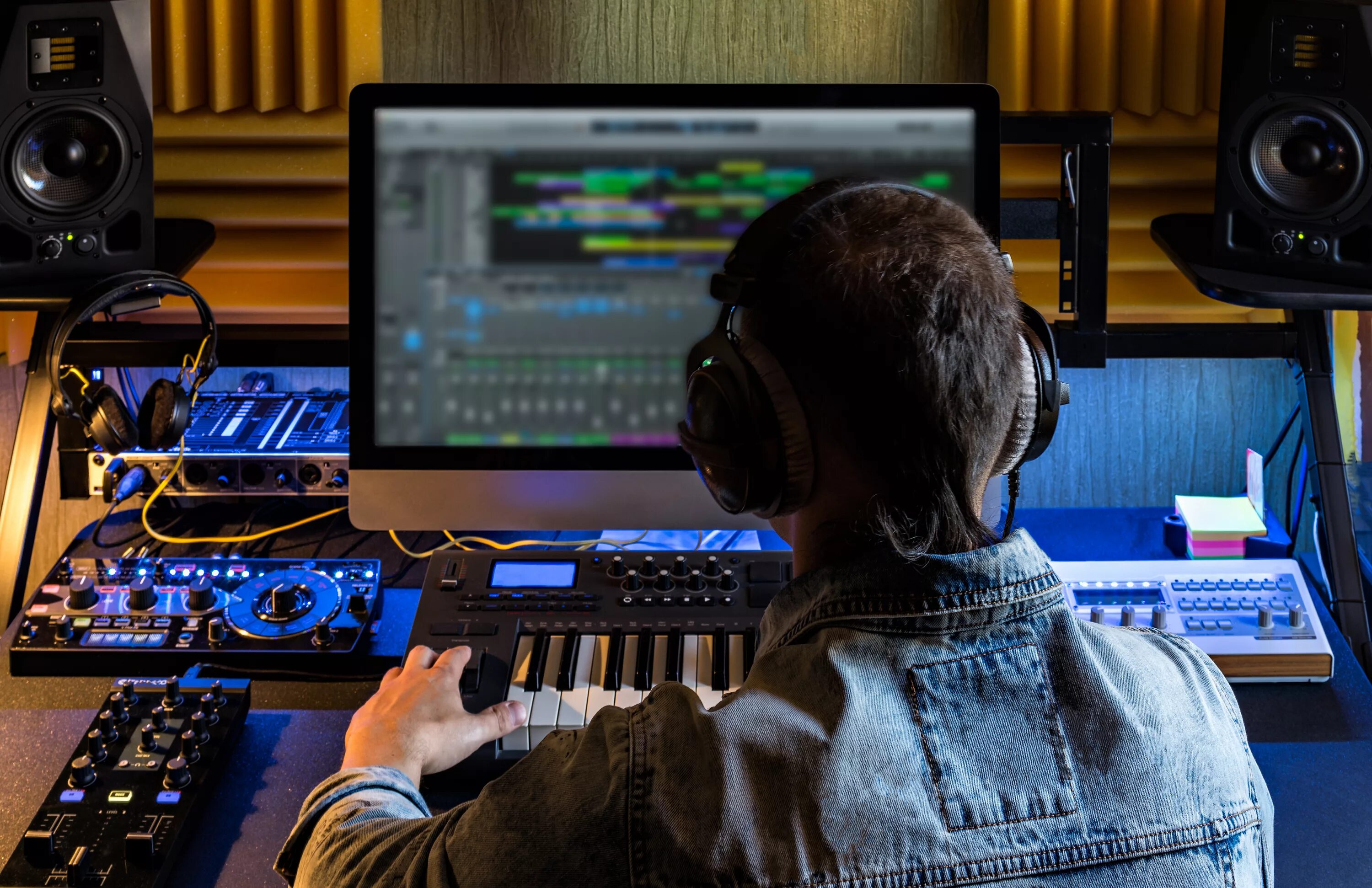 Через что делают музыку. Музыкальная студия. Звукорежиссер на студии. Компьютер для студии звукозаписи. Человек в студии звукозаписи.