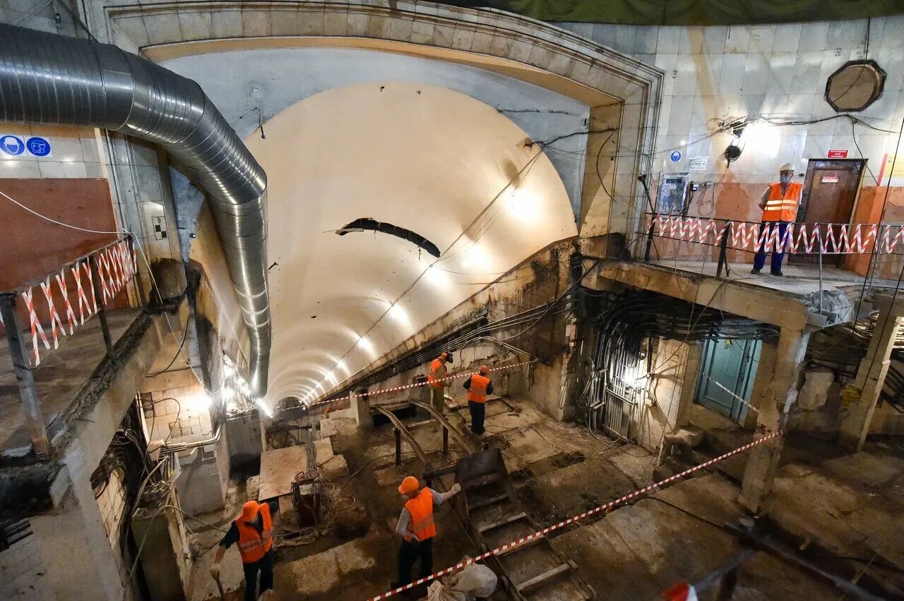 Какое метро закрыли сегодня. Метро Смоленская Арбатско-Покровской линии. Смоленская эскалатор Арбатско Покровская. Станция метро Арбатская Арбатско-Покровской линии. Смоленская (станция метро, Филёвская линия).