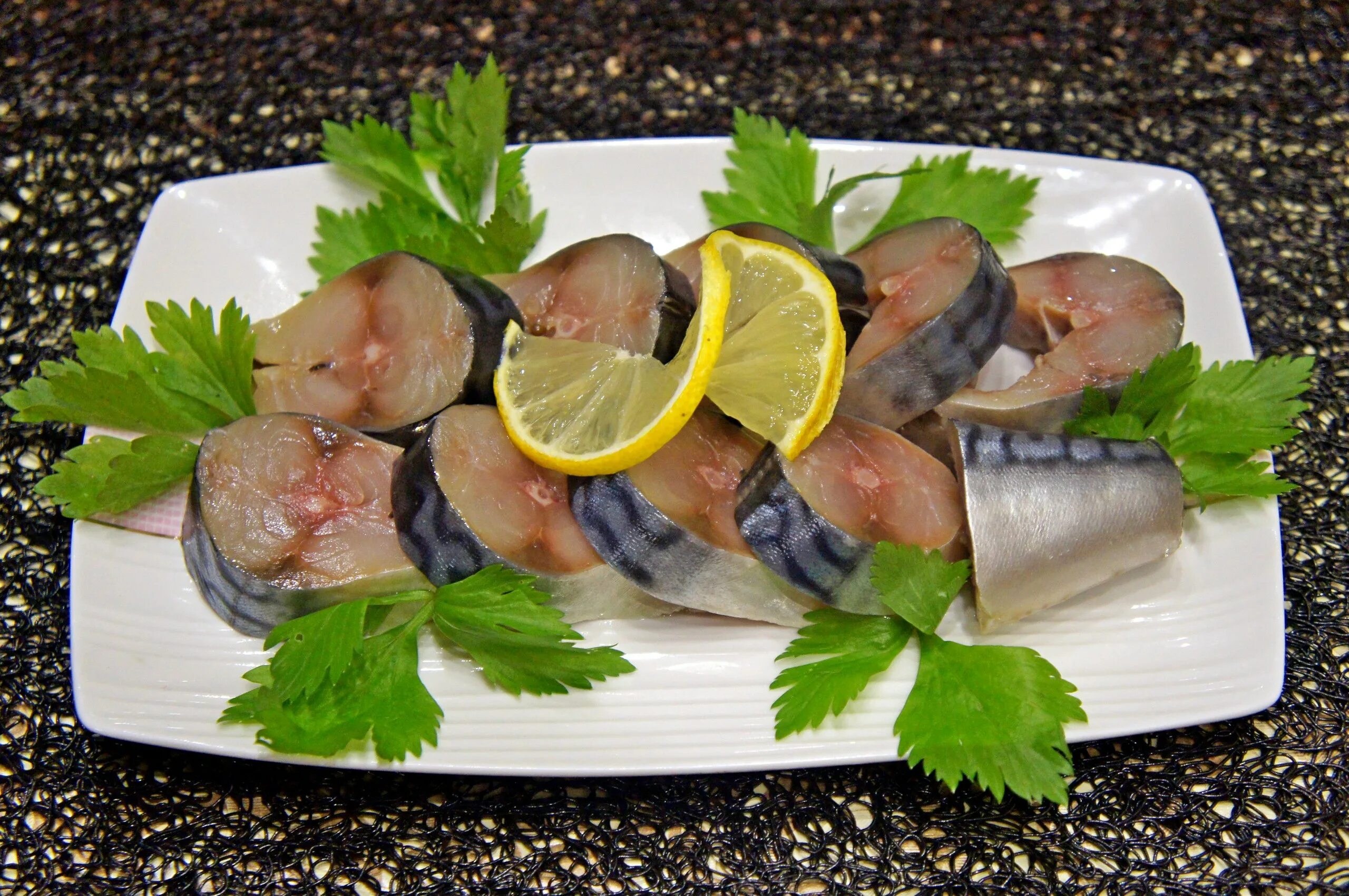 Как вкусно посолить пряного посола скумбрию. Скумбрия пряная малосольная. скумбрия пряного посола. макрель пряного посола. малосольная скумбрия пряного посола.