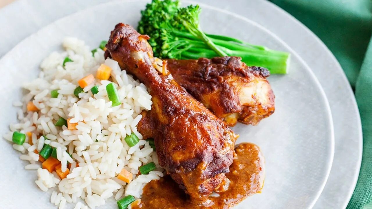 Курицу под рис. Рис с курицей. Жареный рис с курицей. Рис с овощами и курицей. Куриные ножки с рисом.
