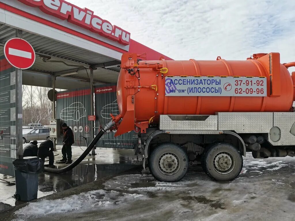 Откачка тольятти. Откачки камаз в работе. Зил 4331 ассенизатор. Водитель ассенизатора. Откачка канализации.