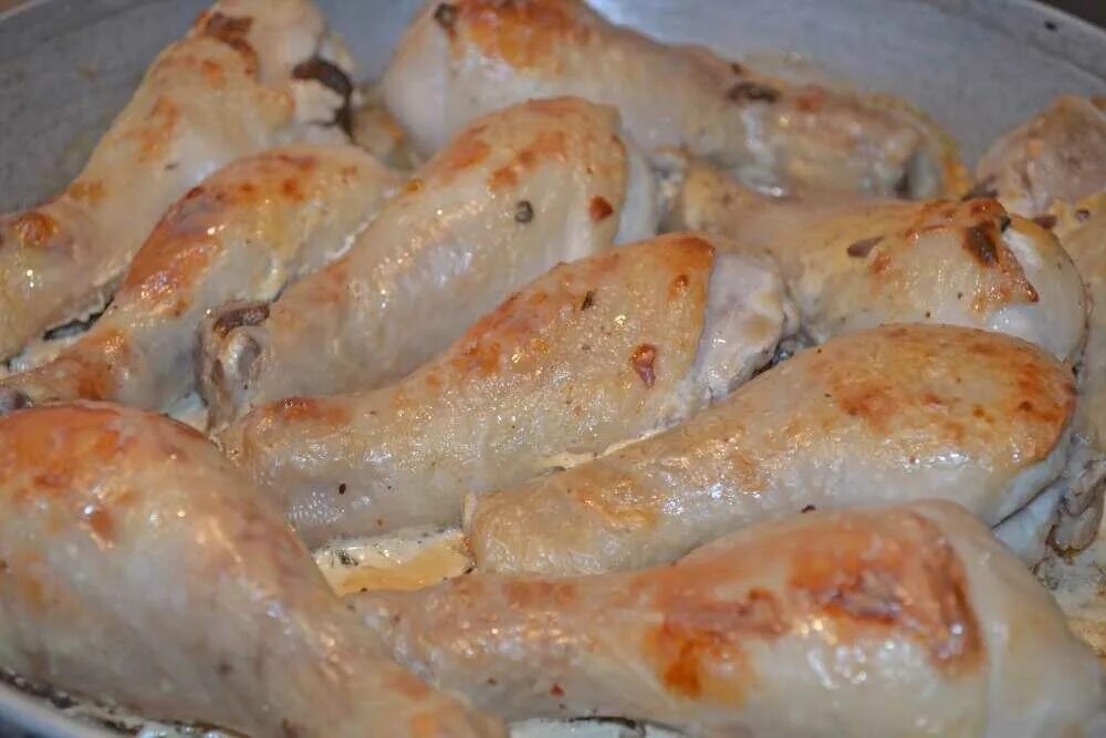 Курица в сметане с чесноком. Куриные ножки в сливочном соусе. Куриные ножки в сметанном соусе. Курица в сметанно чесночном соусе в духовке. Голень со сметаной в духовке.