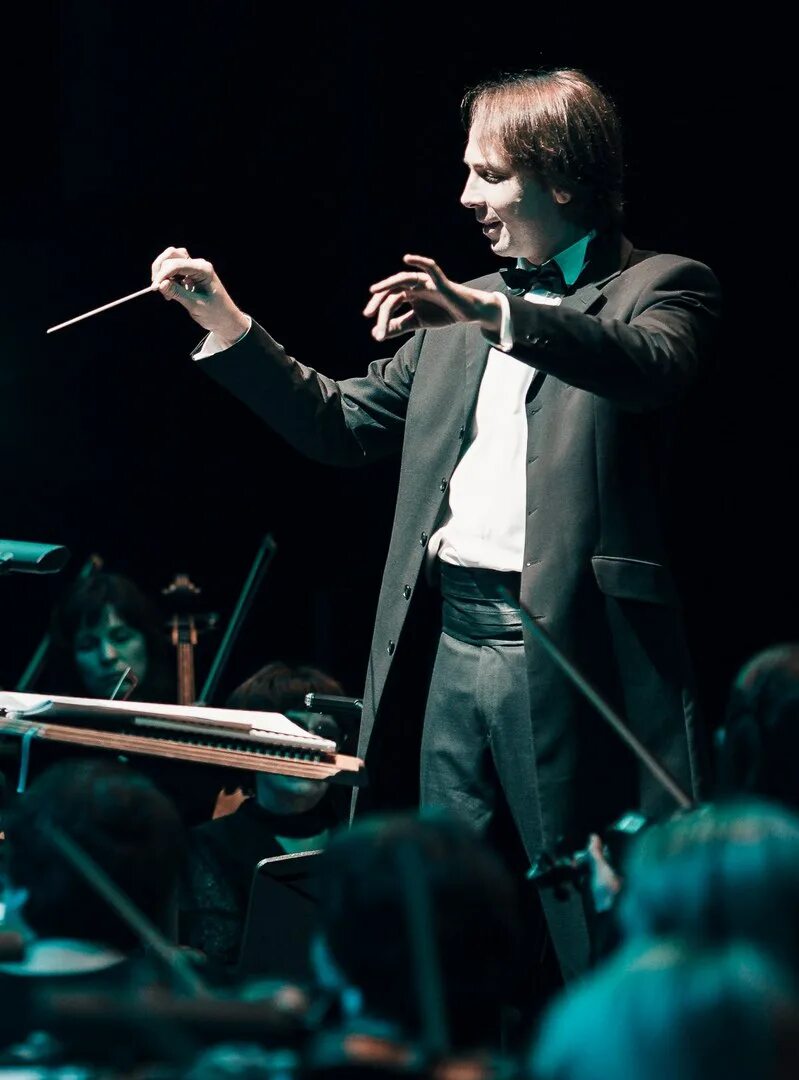 Лев дунаев дирижер спб. Лев дунаев дирижер. Дунаев лев александрович. Лев дунаев дирижер википедия биография. Оркестр новгородской областной филармонии лев дунаев.