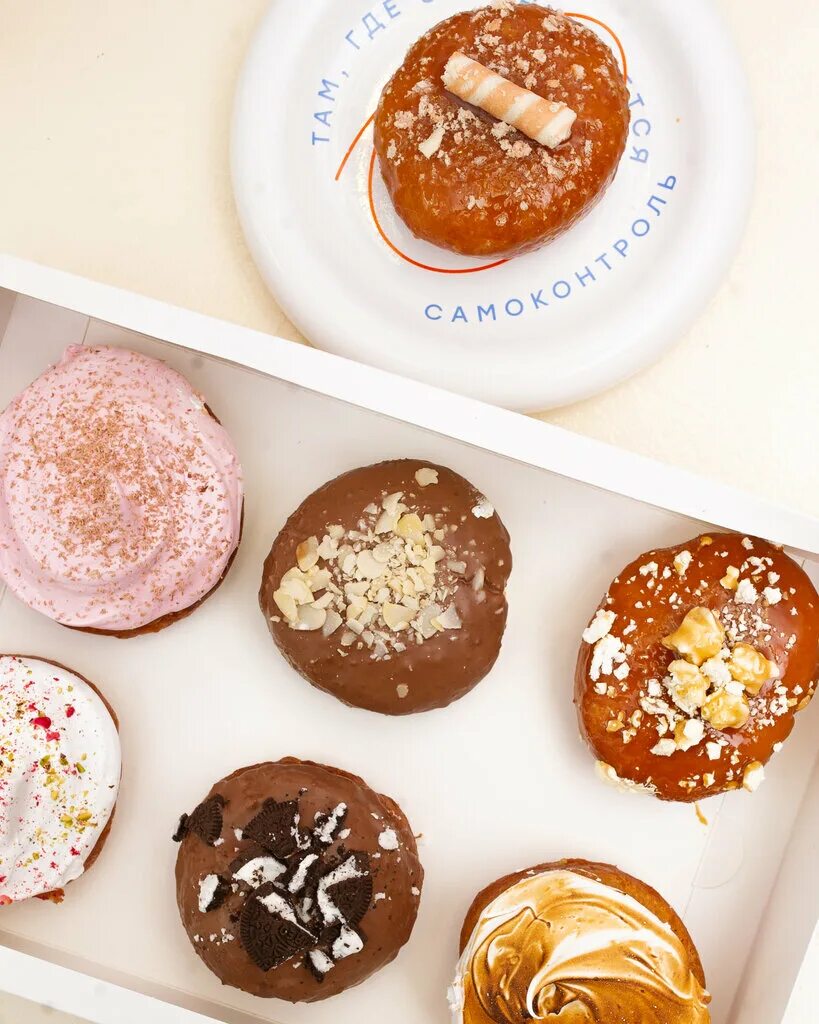 кружки для кофейни. кружок кафе воронеж. ведро кофе. Very peri pantone 2022. пенка воронеж кофейня.