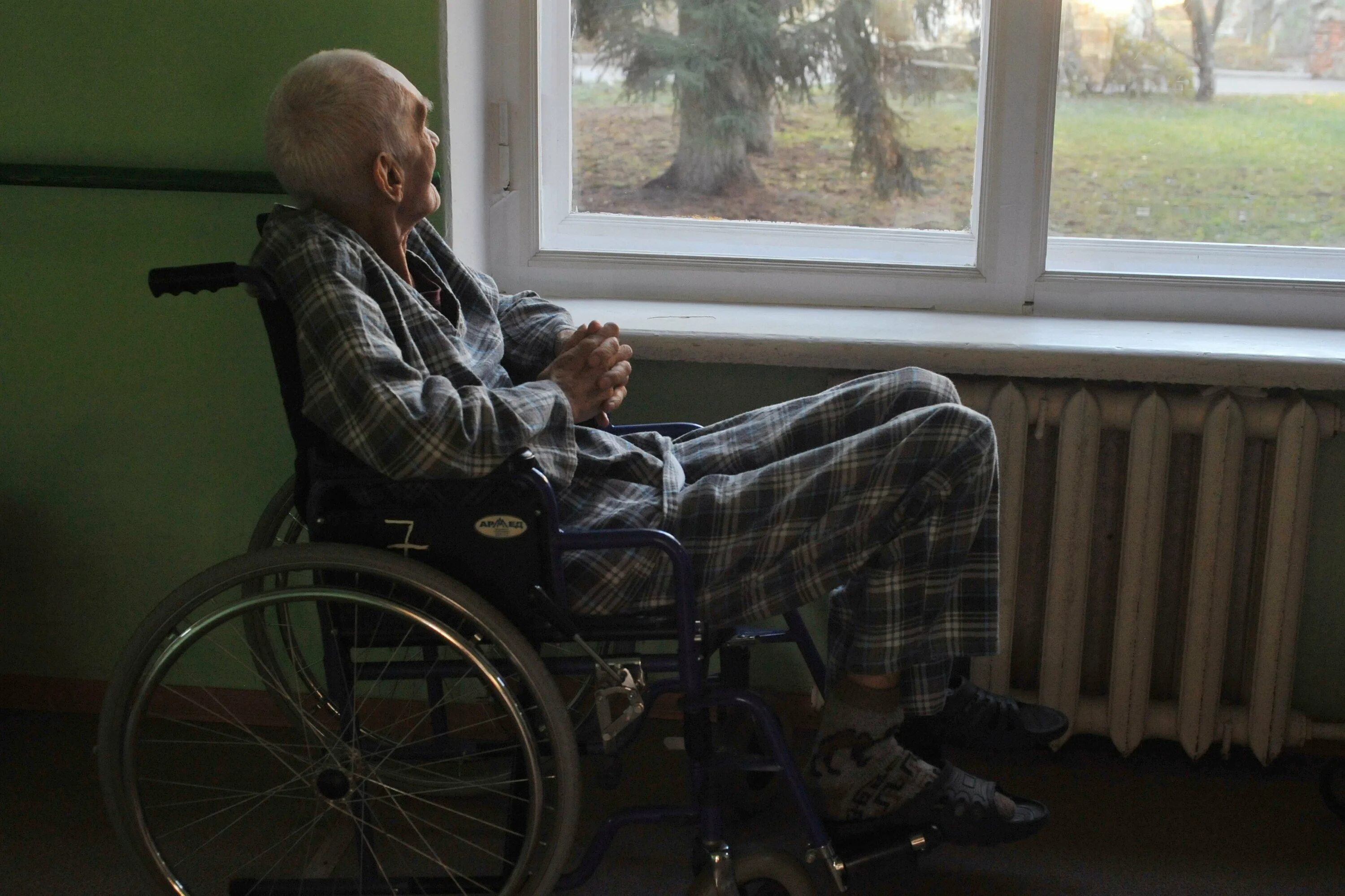 Психоневрологический интернат тула. Инвалид дома. Пожилые люди в палате. Пансионат для престарелых и инвалидов в садгороде владивосток. Дом инвалидов.