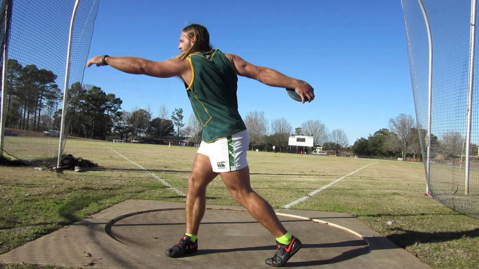 Метание диска в легкой атлетике. Метание молота в легкой атлетике. Discus спорт. Discus throwing.