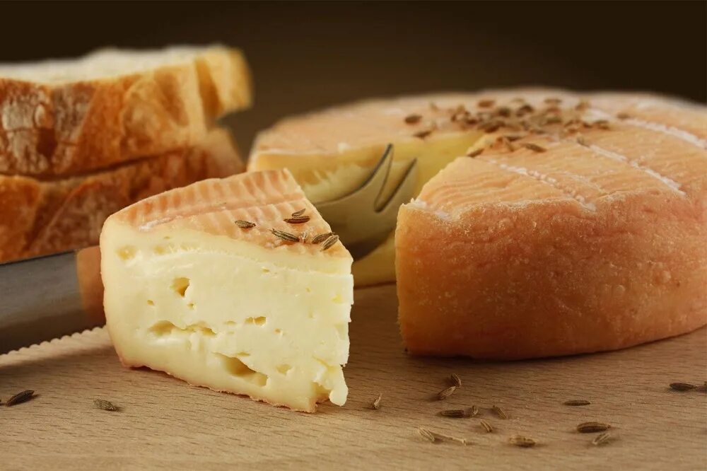 Бельгийский сыр лимбургский. Лимбургский сыр живой. Сыр это живой продукт. Ірімшік фото. Лимбургер сыр.