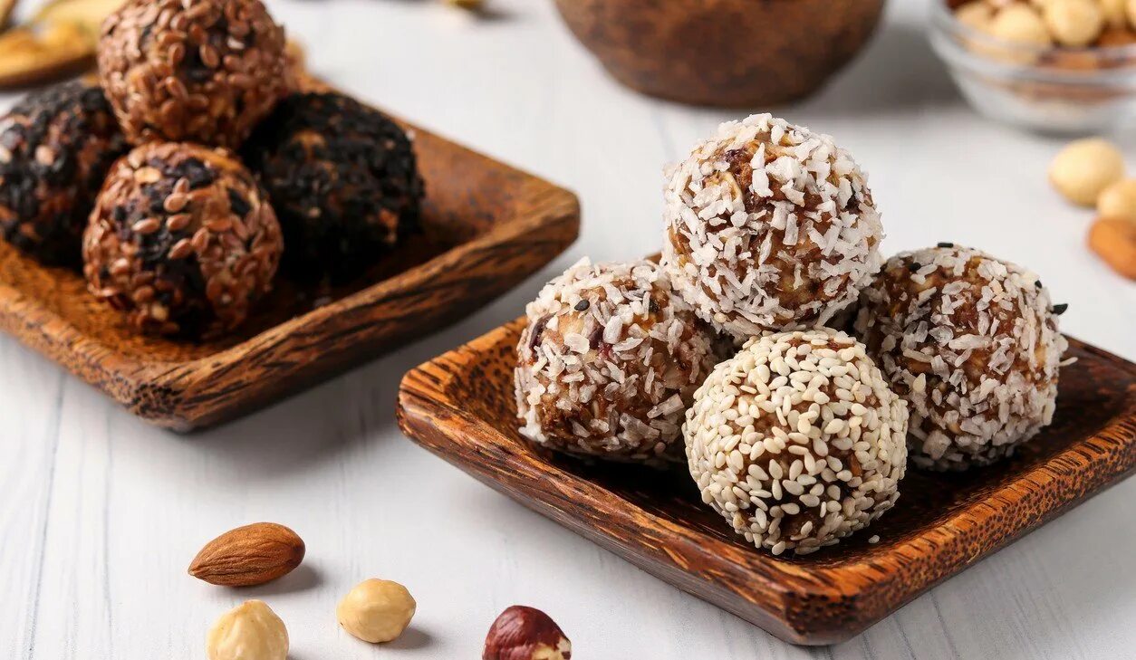Nuts balls. Шарики из семечек с кокосом. Микла шарики с орехами. Злаковые шарики с фруктовой начинкой.