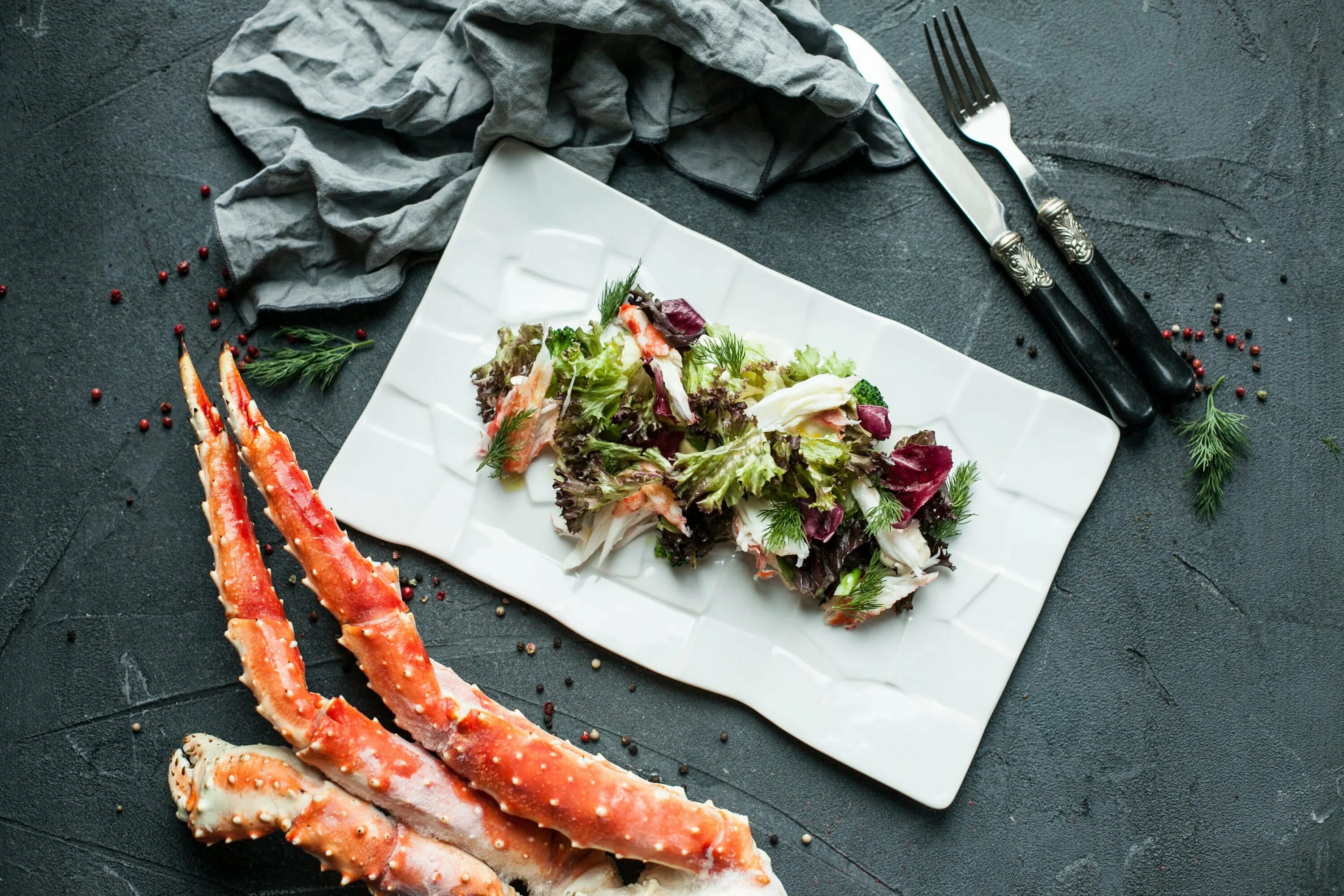 Морепродукты. Краб камчатский. Ассорти морепродуктов. Кухня камчатки. Деликатесы из морепродуктов.