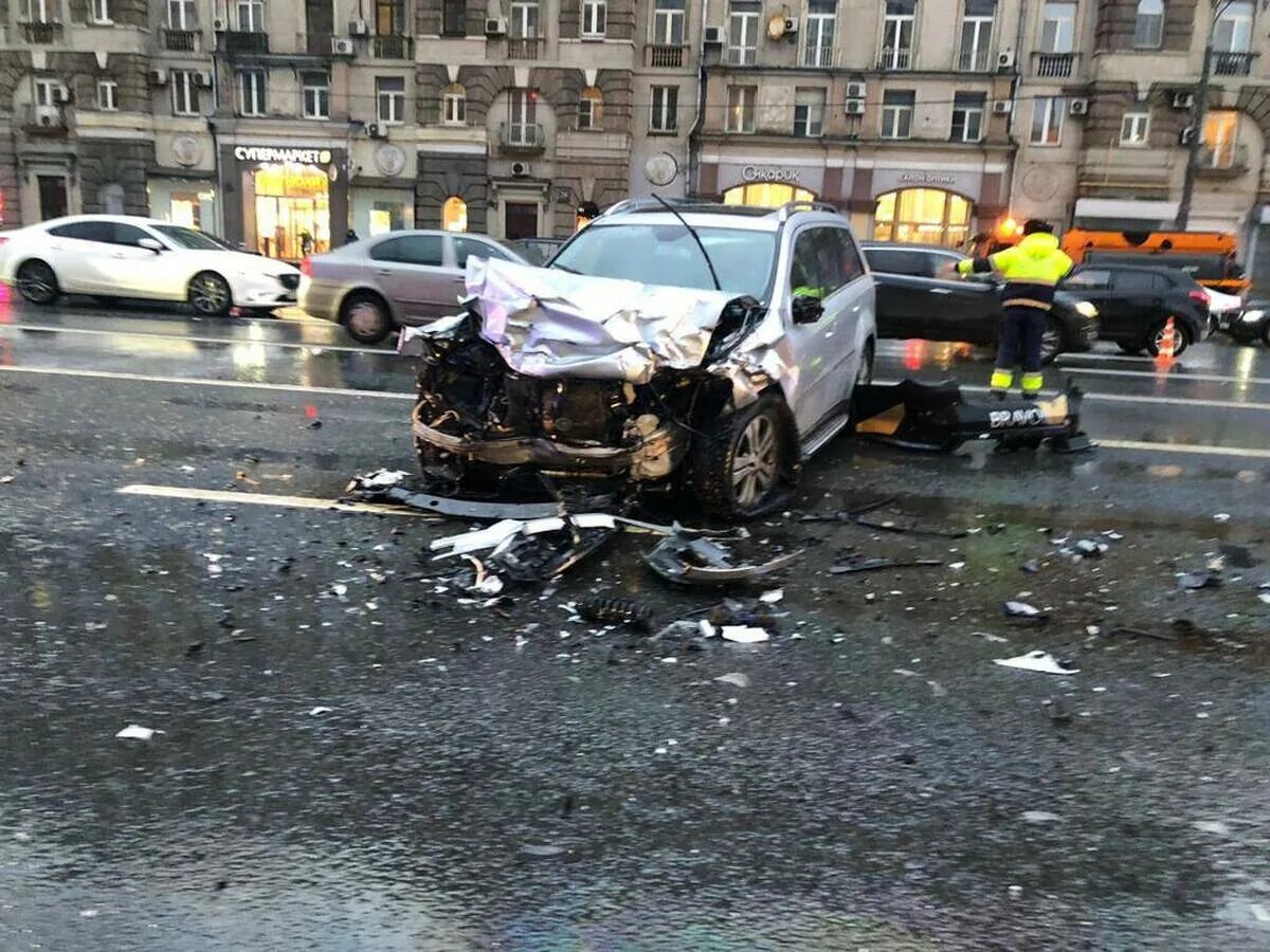 Блогер Саид Губденский авария. Авария на Кутузовском проспекте Саид Губденский. ДТП на Кутузовском Губденский. Кутузовский проспект Саид Губденский.