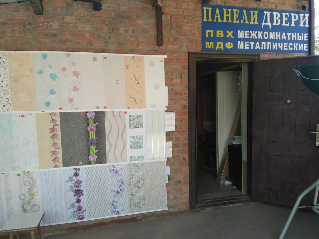 Юни двери полоцк. Магазин строитель двери. Входная дверь экспозиция. Выставка металлических дверей. Продавец дверей.