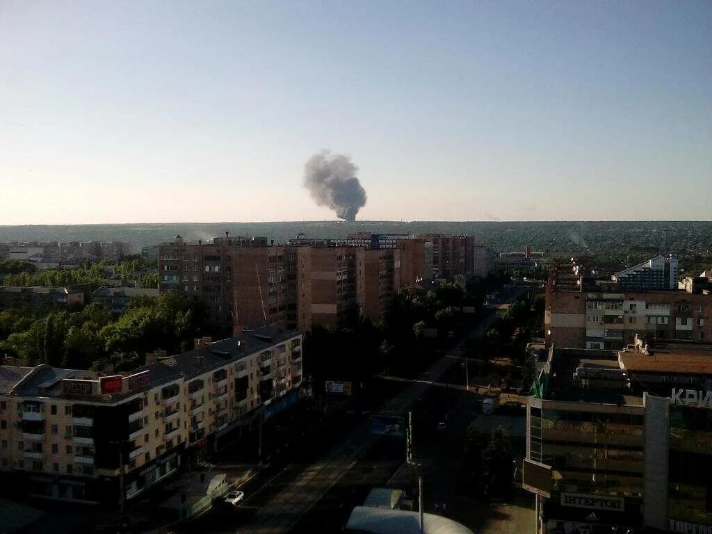 Металлист днр. Макеевский трубный завод. Поселок металлист луганская область. Поселок металлист луганская область 2014. Блокпост ополчения донбасса 2014.