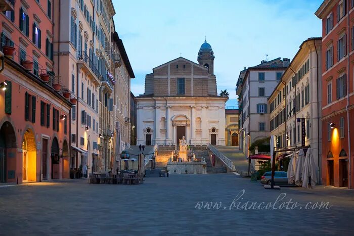 Крест ватикана. Рим. Папа римский на балконе собора святого петра. Понтифики в древнем риме. Ватикан население 2021.