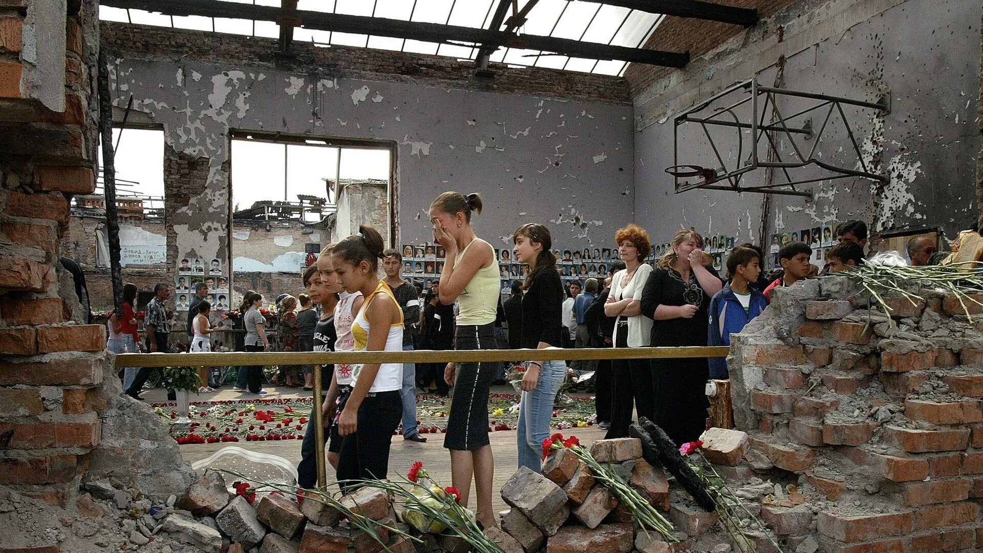 Что произошло в этот день в мире. Трагедия в Беслане 3 сентября 2004. Беслан трагедия 1 сентября. Беслан 1 сентября 2004 теракт в школе.