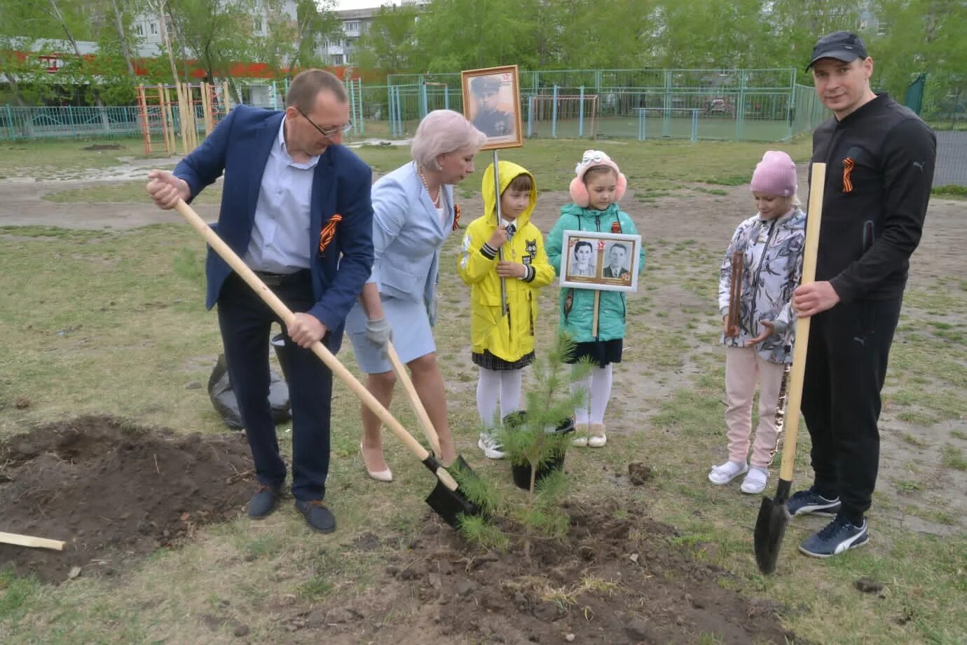 Три студенческих отряда посадили 2800 деревьев