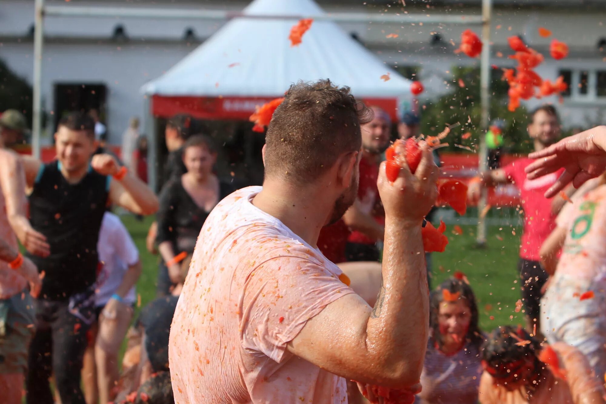 Фестиваль ла Томатина Испания. Праздник Томатина в Испании. Tomatina праздник праздник в Испании. Кидает помидор