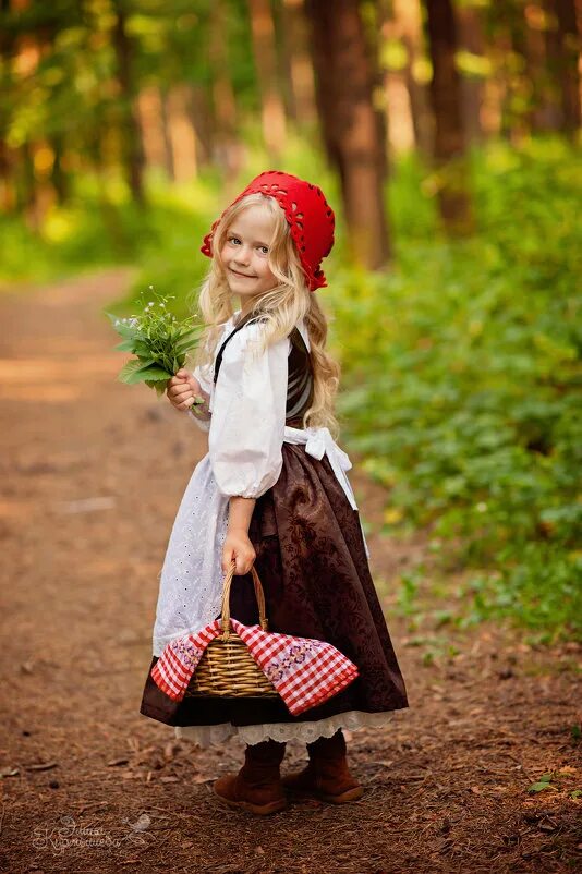 Sewing a Cap for Little Red Riding Hood, or Rotkappchen, with Original Pattern: 