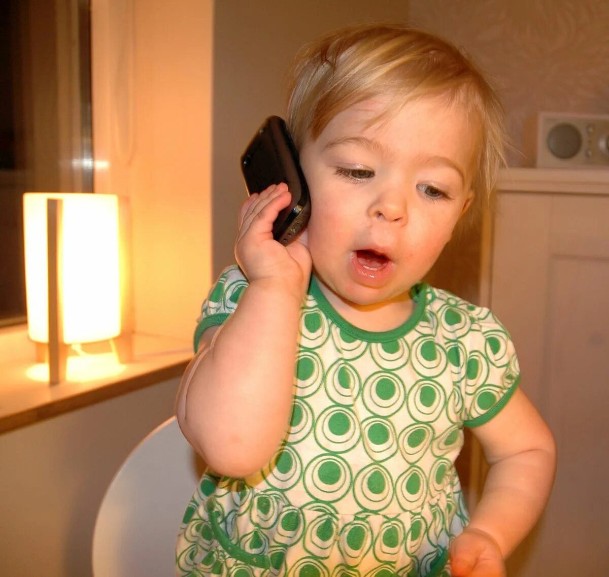 Аутизм может делать удивительные вещи. Малыш с телефоном. Маленький ребенок с телефоном. Ребенок с айфоном. Малыш с айфоном.
