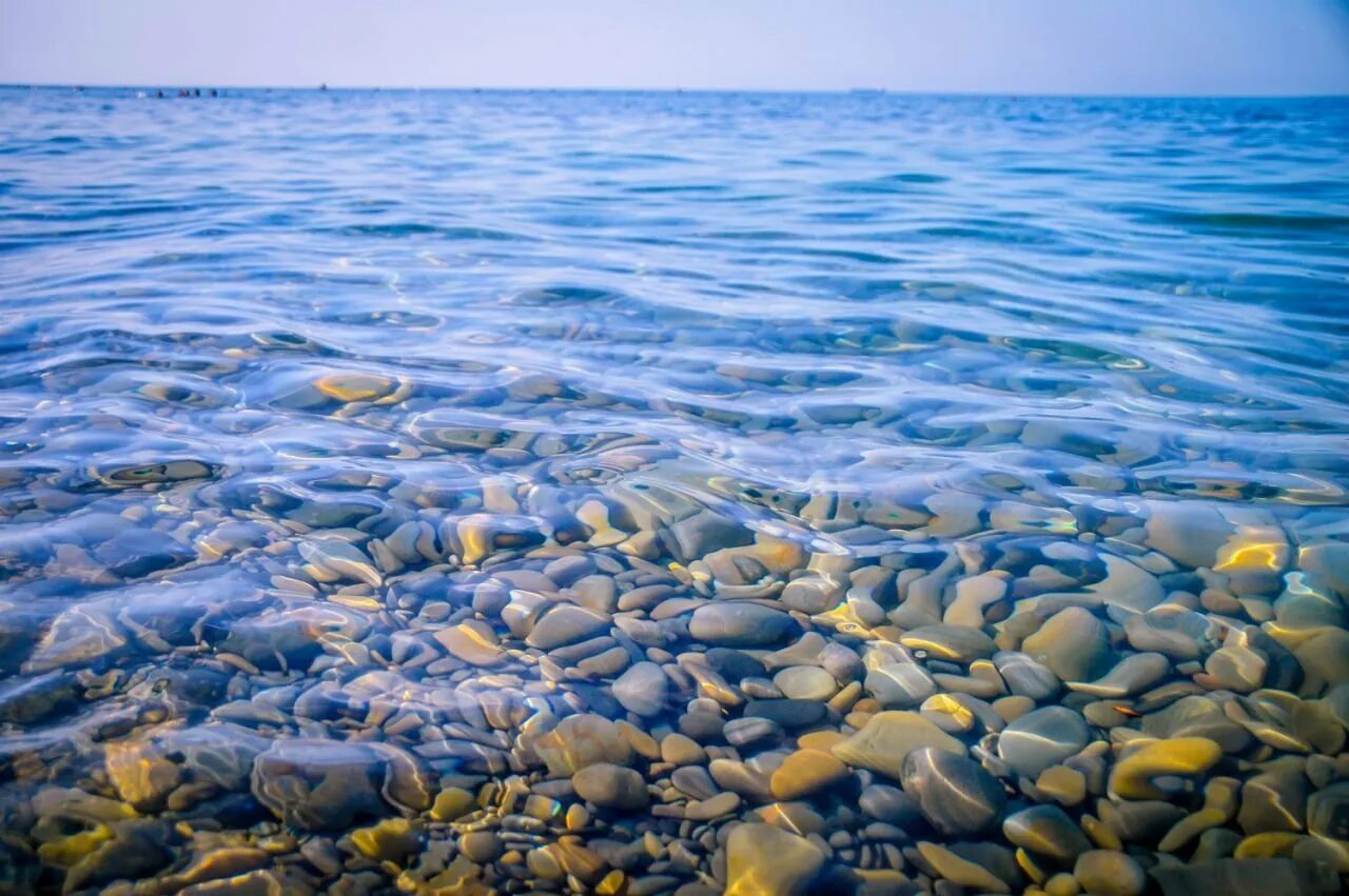 Вода в море прогревается. Галечный берег азовского моря. азовское море вода. черное море. черное море вода.
