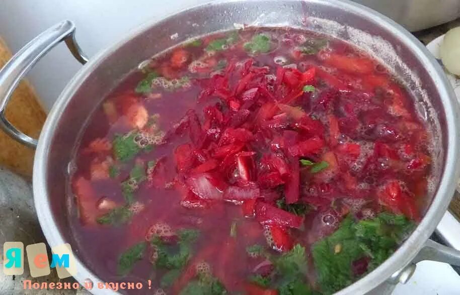 Приготовление борща без капусты. Борщ без капусты. борщ с капустой. зажарка для борща. белорусский борщ без капусты.