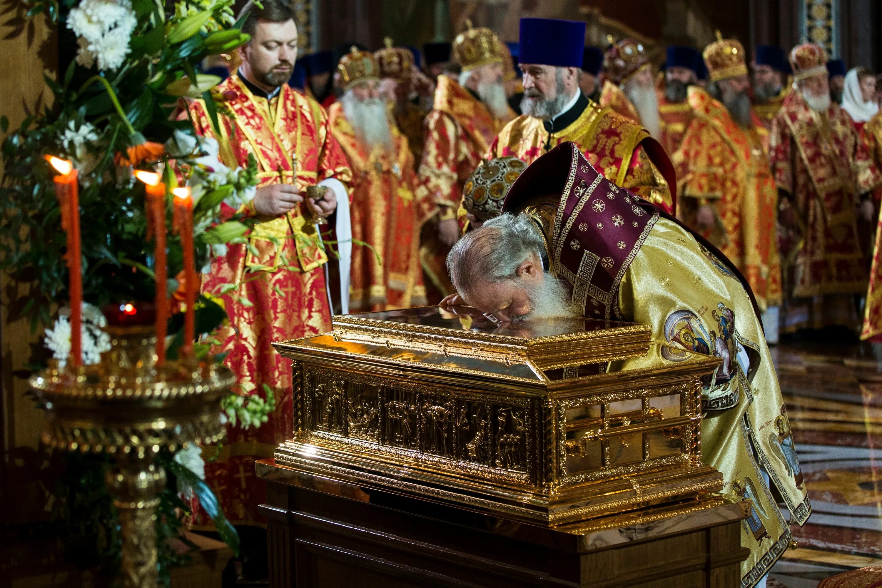 Святыни в храмах москвы. Мощи Святого Николая Чудотворца. Почитание Николая Чудотворца. Мощи святителя Николая Чудотворца. Мощи Николая Чудотворца.