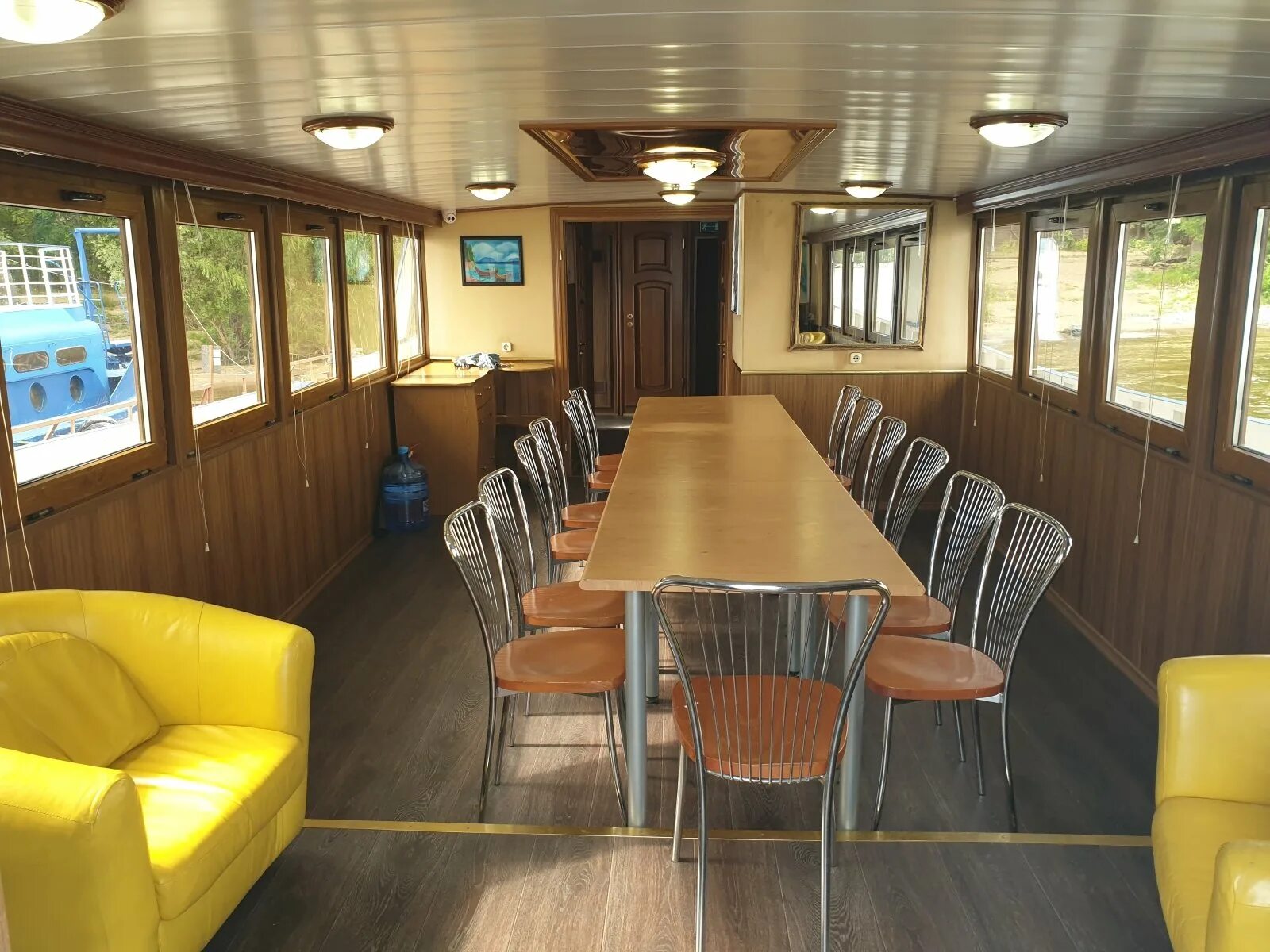 Теплоход внутри. Москва 55 теплоход. Теплоход маэстро прогулка. Двухпалубный теплоход москва. Теплоход внутри.