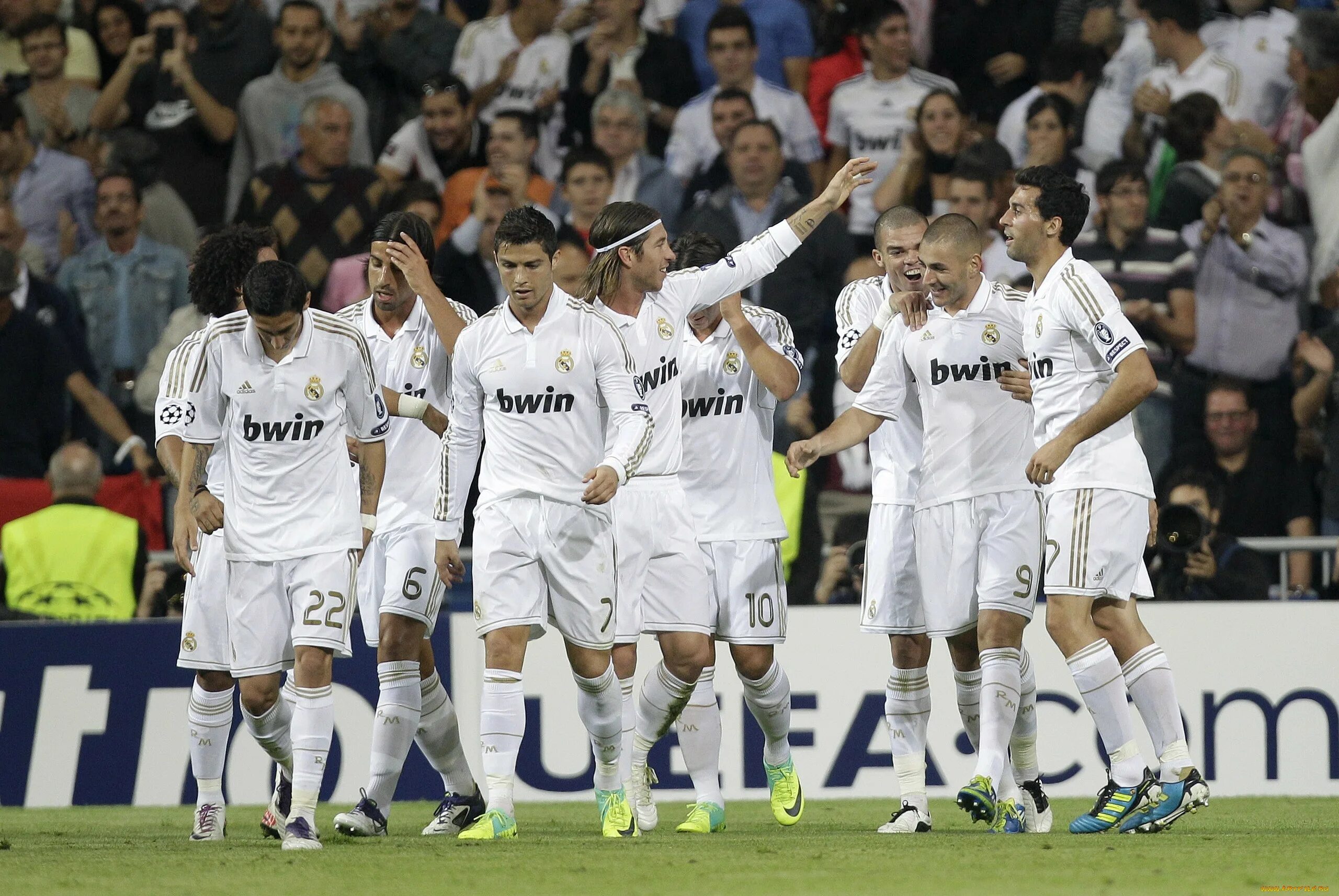 Real madrid team. Реал мадрид. Состав реал мадрид 2002. Реал мадрид старый состав. Роналду реал мадрид.