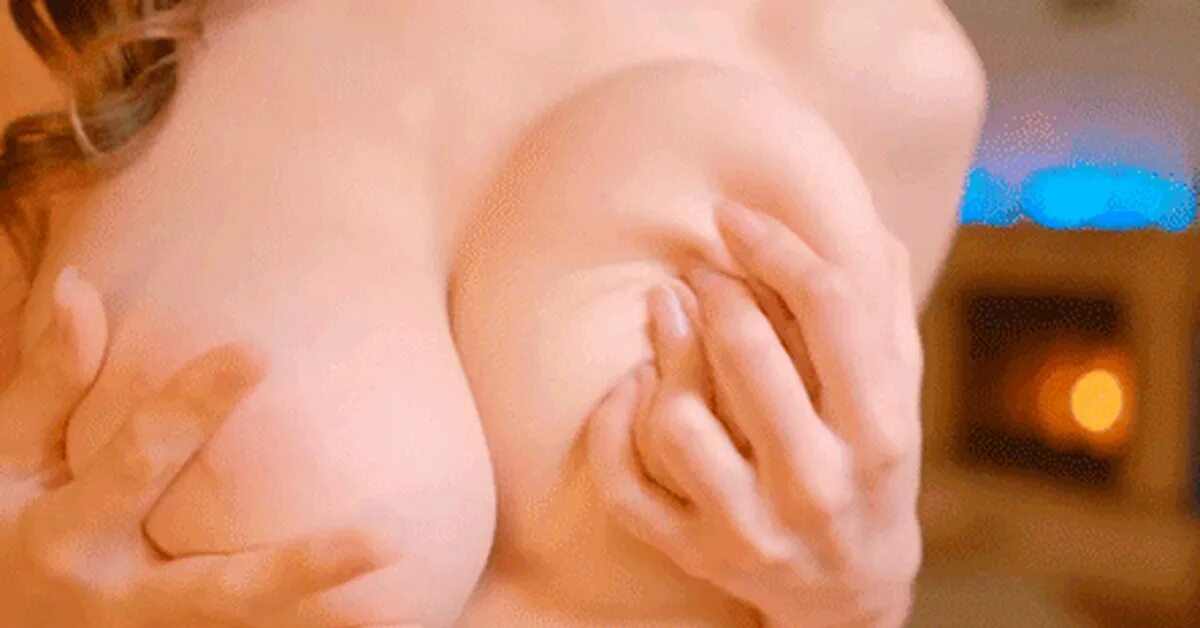 Рыжуха ласкает свою грудь фото