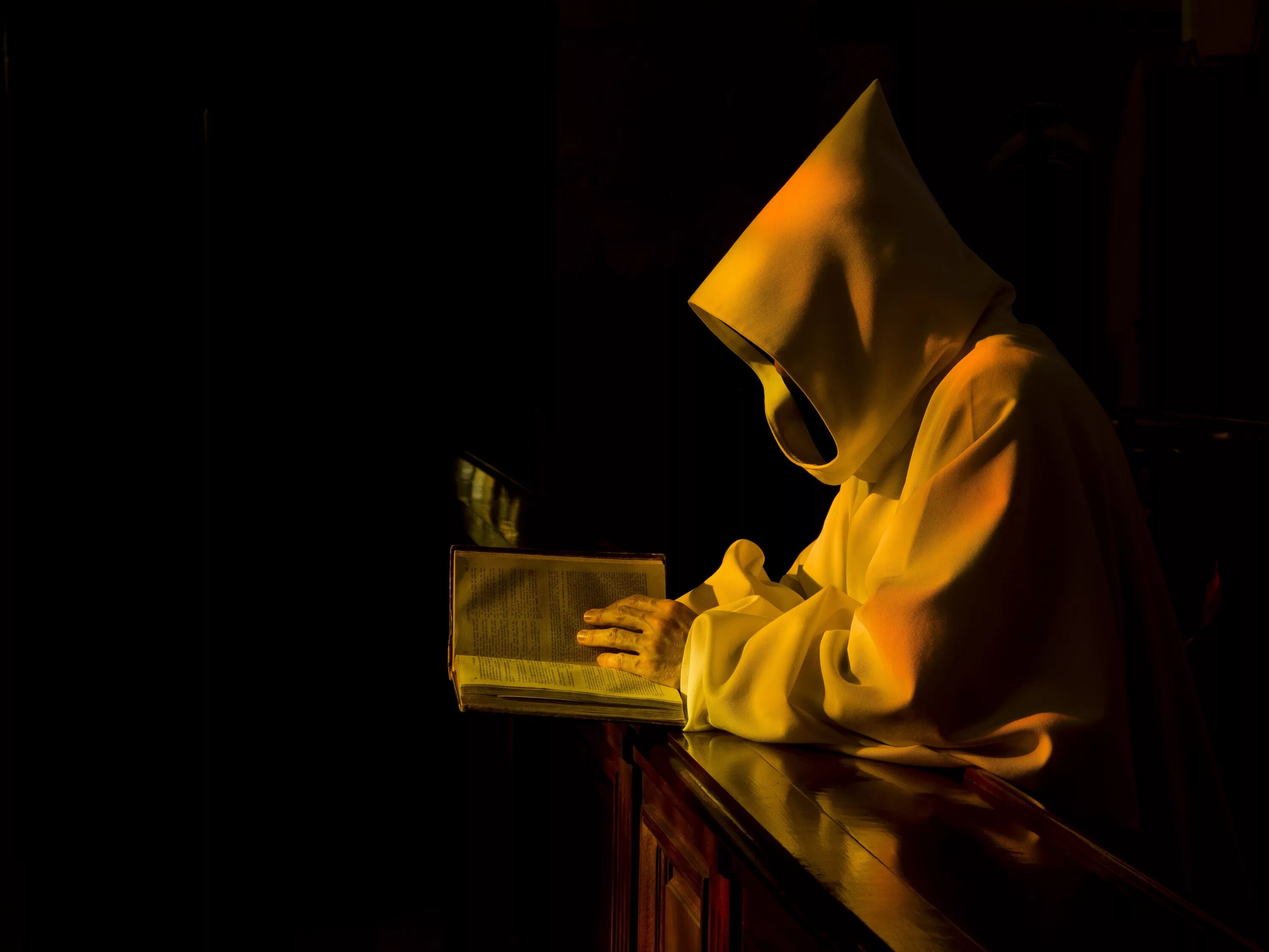 Можно ли в церковь в капюшоне. Монах в капюшоне. Монах молится. Католический монах. Молящийся монах в капюшоне.