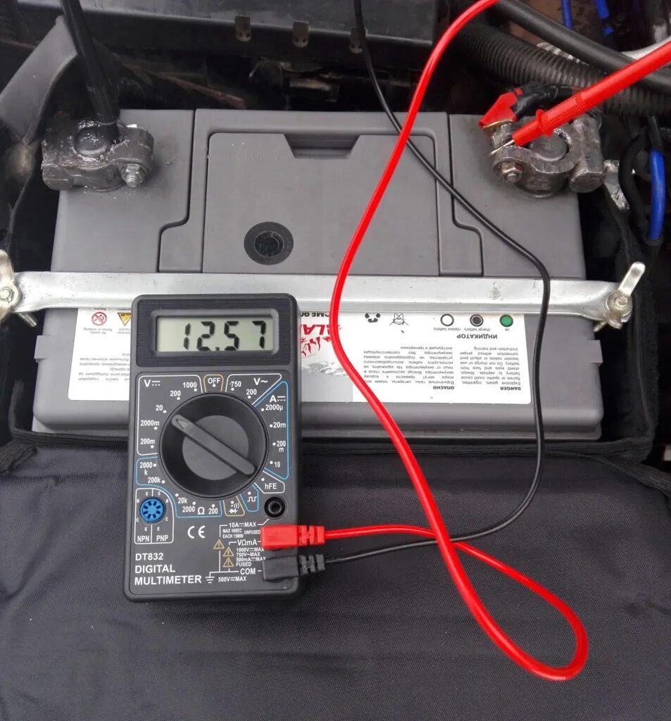Замерить напряжение аккумулятора мультиметром. Мультиметр замер напряжения 12 вольт. Напряжения 12 вольт мультиметром. Измерение ампер мультиметром аккумулятора автомобиля.