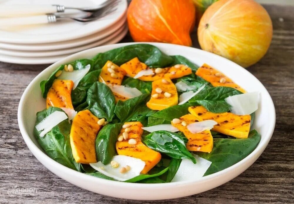 Салат с печеной тыквой. Тыква со шпинатом. Салат с тыквой и шпинатом. Салат с куриной печенью и тыквой. Тыква со шпинатом.
